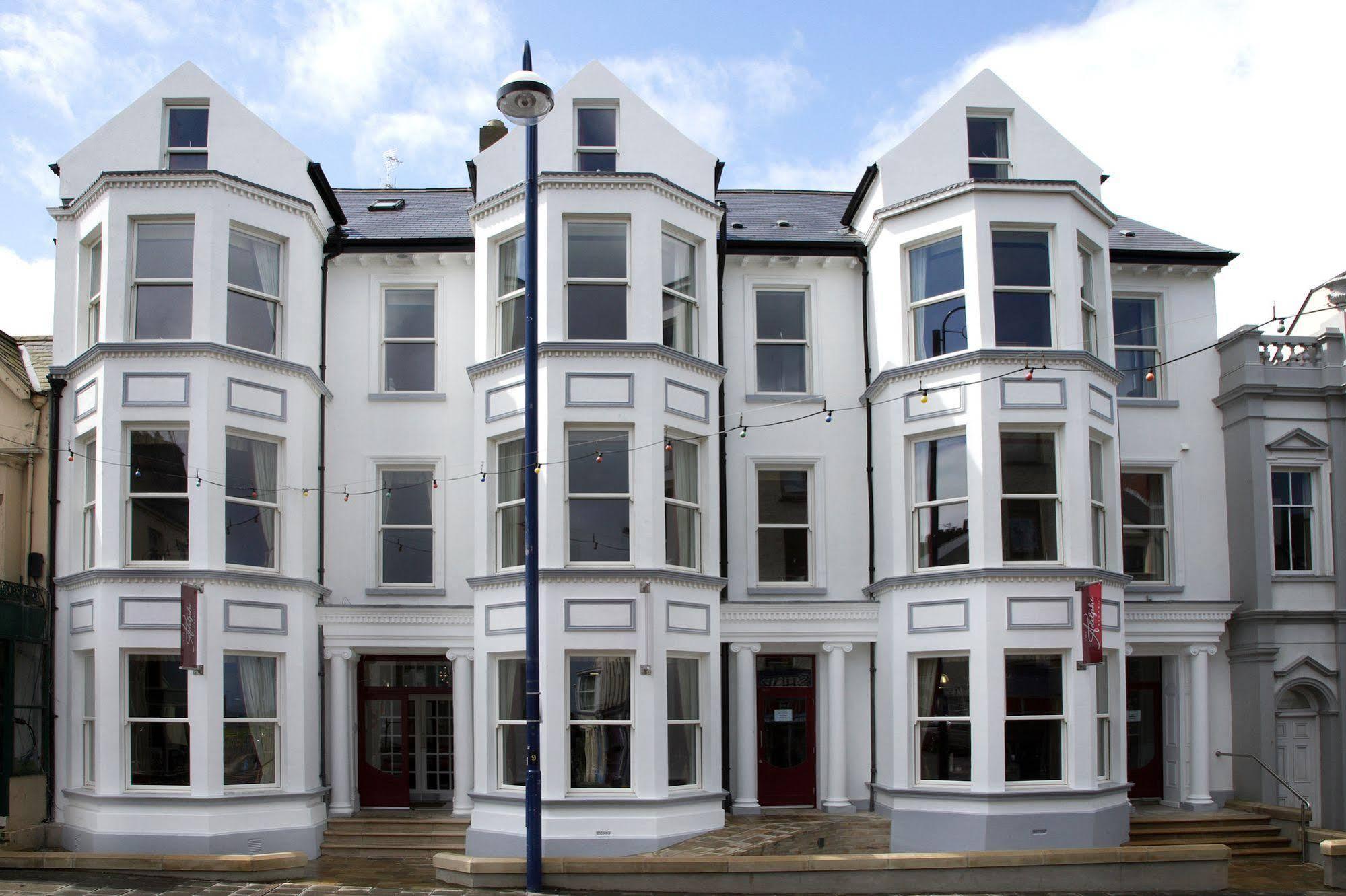 Portrush Adelphi Hotel Buitenkant foto The former hotel