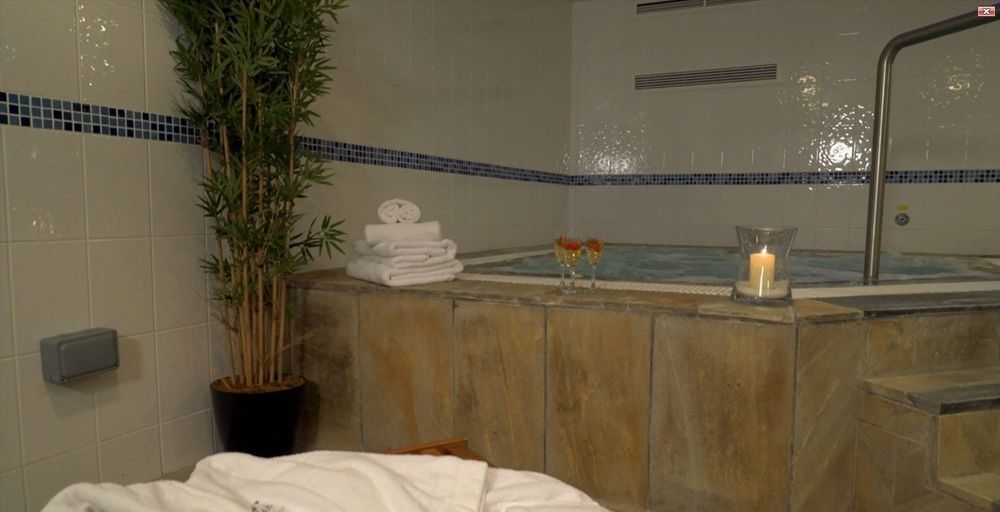 Portrush Adelphi Hotel Buitenkant foto A spa