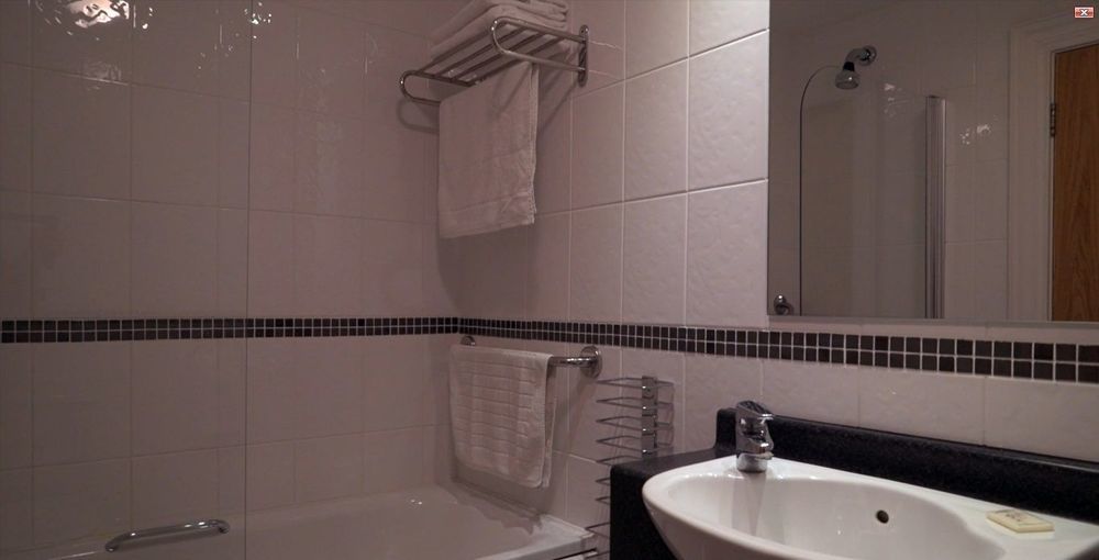 Portrush Adelphi Hotel Buitenkant foto Bathroom