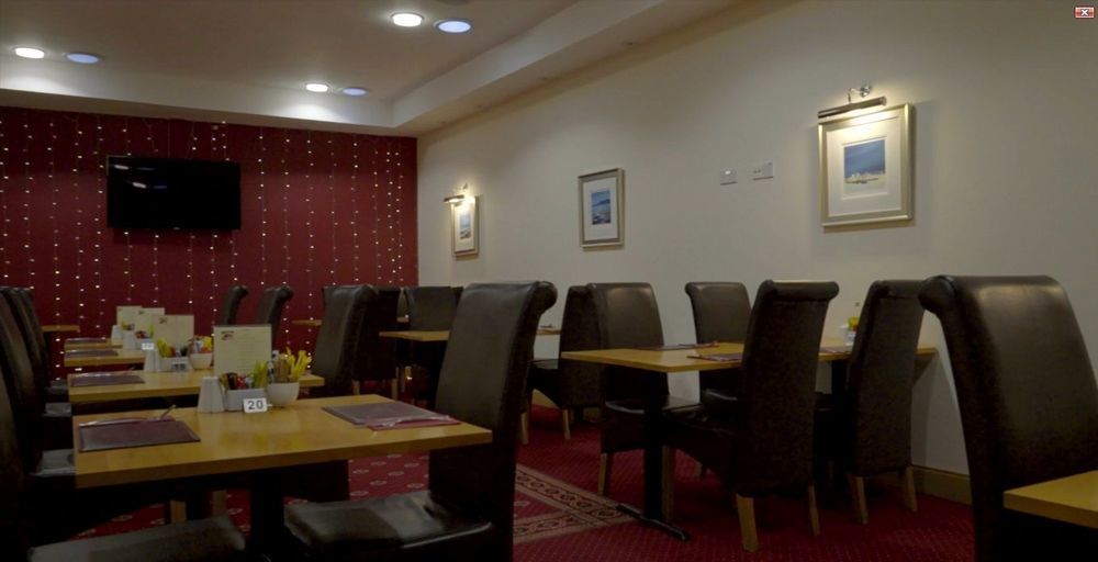 Portrush Adelphi Hotel Buitenkant foto The interior of the lounge