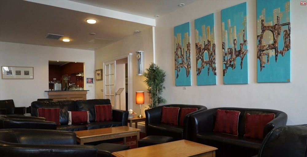 Portrush Adelphi Hotel Buitenkant foto The lounge at the airport