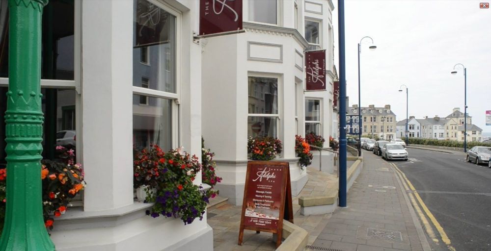 Portrush Adelphi Hotel Buitenkant foto The exterior of the restaurant in 2007