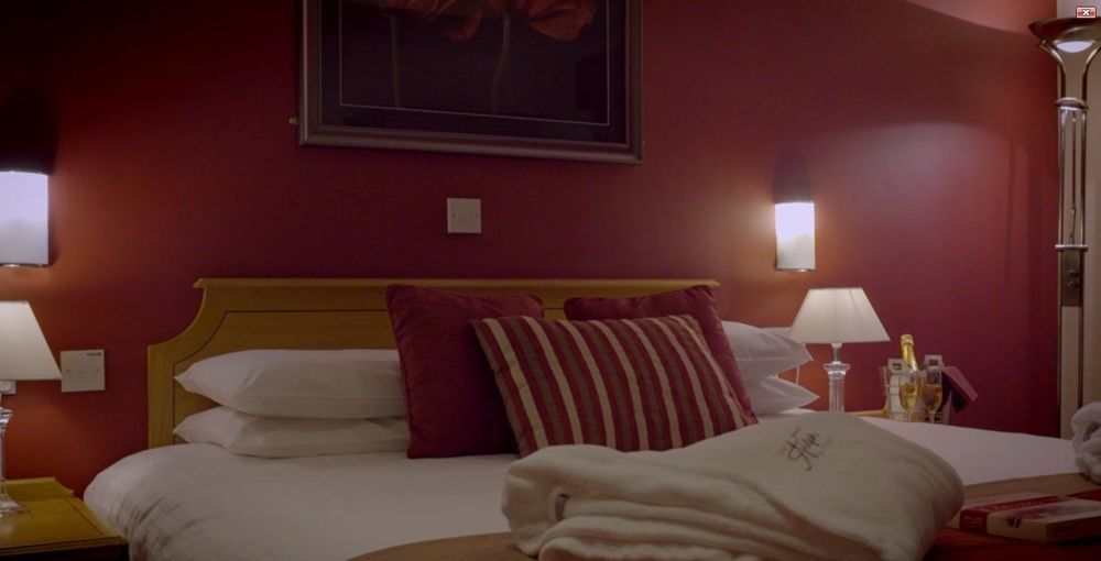 Portrush Adelphi Hotel Buitenkant foto A bedroom at the hotel