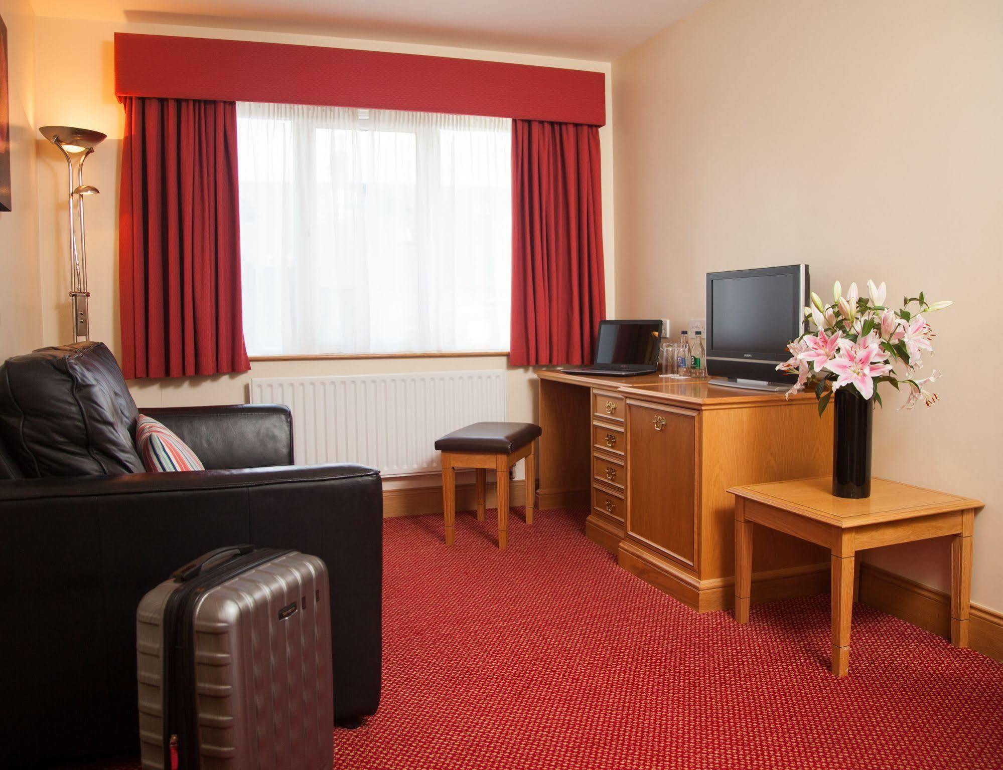 Portrush Adelphi Hotel Buitenkant foto A typical hotel room