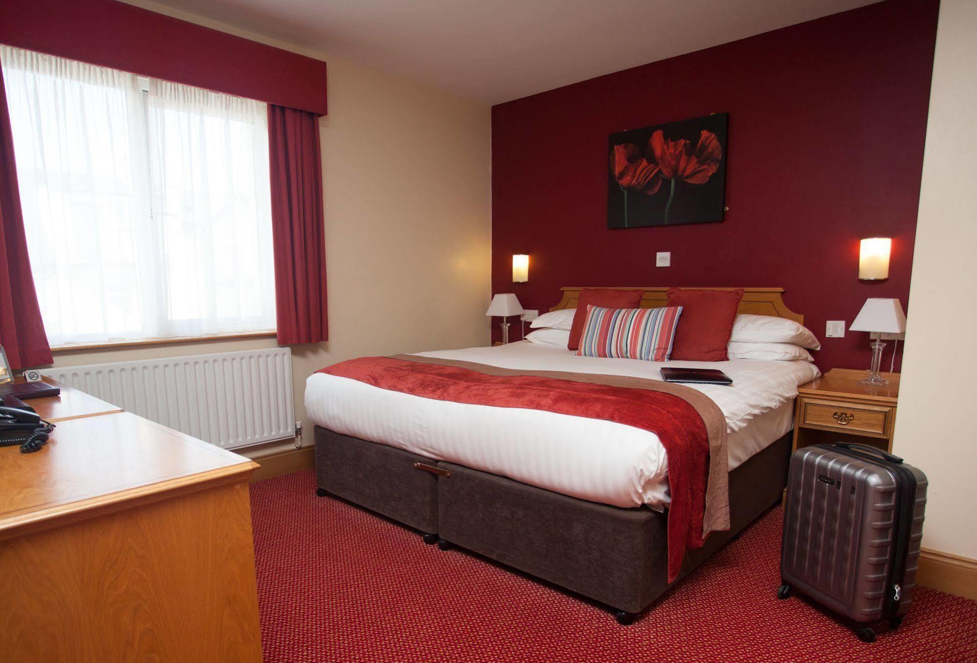 Portrush Adelphi Hotel Buitenkant foto A typical bedroom at the hotel